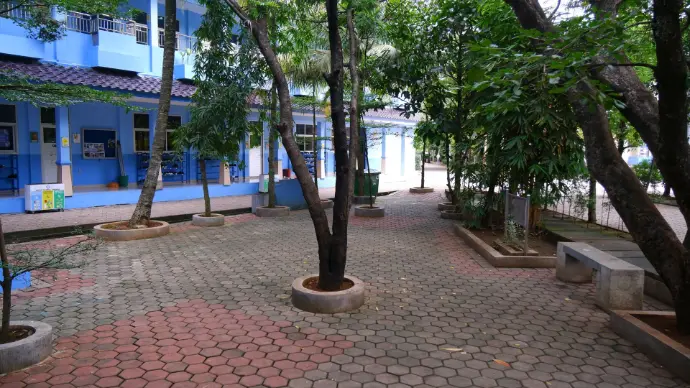 Taman asri di depan Gedung SMPIP Daarul Jannah