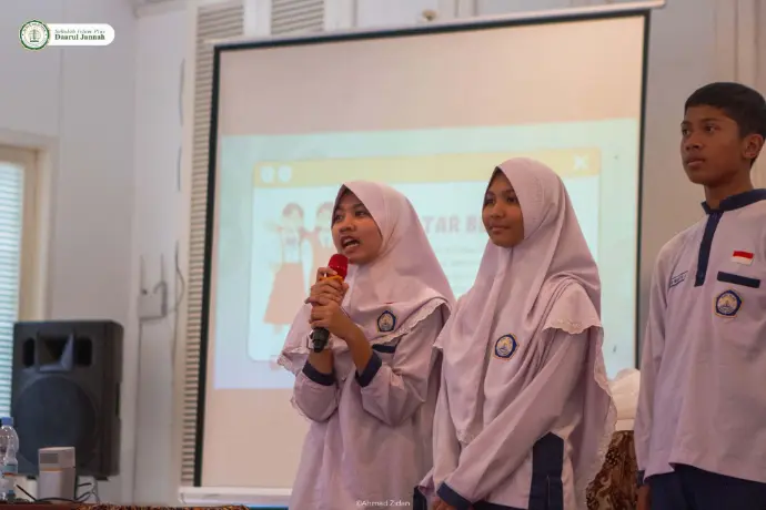 Mempresentasikan Materi di acara Leadership Camp Osis 2024-2025 SMPIP Daarul Jannah