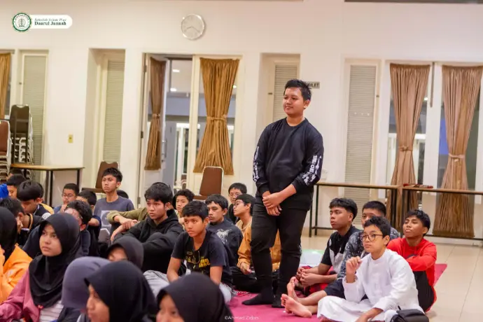Siswa sedang Bertanya