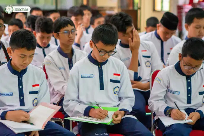 Mencatat materi di acara Leadership Camp Osis 2024-2025 SMPIP Daarul Jannah