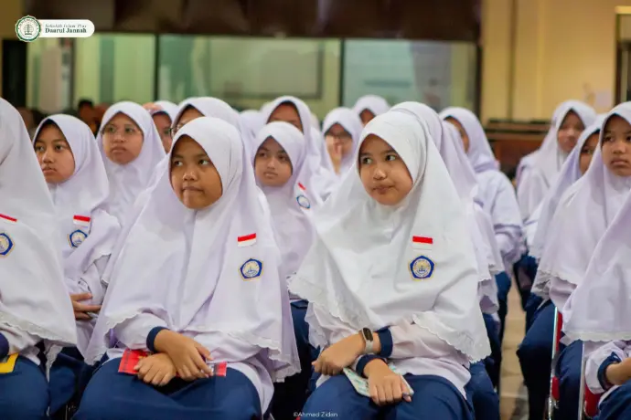 Mencatat materi di acara Leadership Camp Osis 2024-2025 SMPIP Daarul Jannah